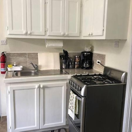 Kelly'S Studio Apartment - Rental Near Airport, Amenities And Bus Route Saint Philip Exterior photo