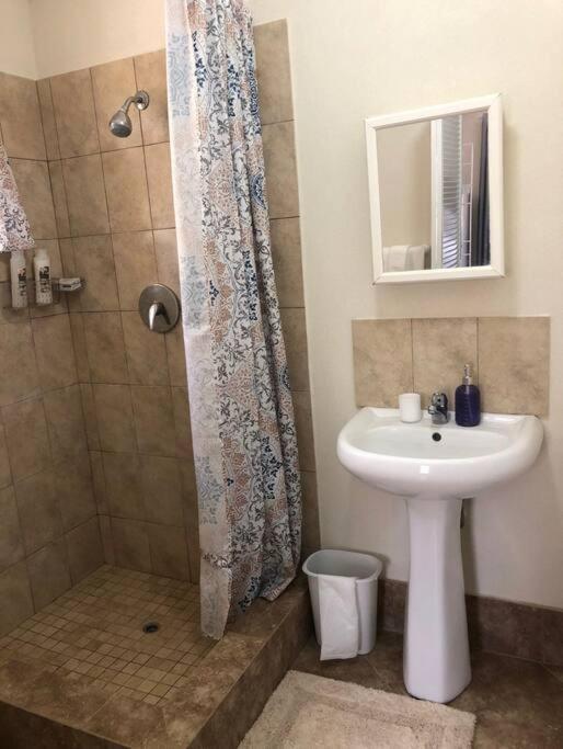 Kelly'S Studio Apartment - Rental Near Airport, Amenities And Bus Route Saint Philip Exterior photo