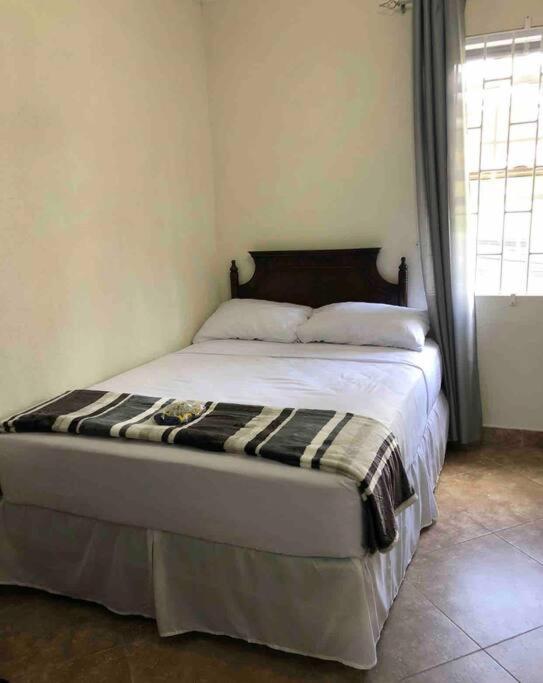 Kelly'S Studio Apartment - Rental Near Airport, Amenities And Bus Route Saint Philip Exterior photo